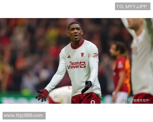 法国足球球星马夏尔亲自示范写字技巧展现个人独特魅力