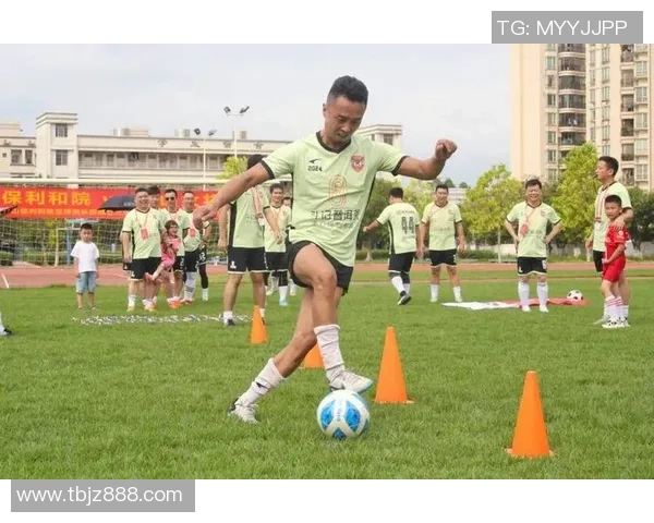 硬皮足球明星球员风采展示，感受顶级球技与无畏精神